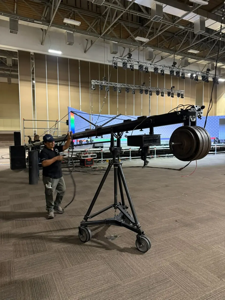 Grúa de cámara en un salón de eventos