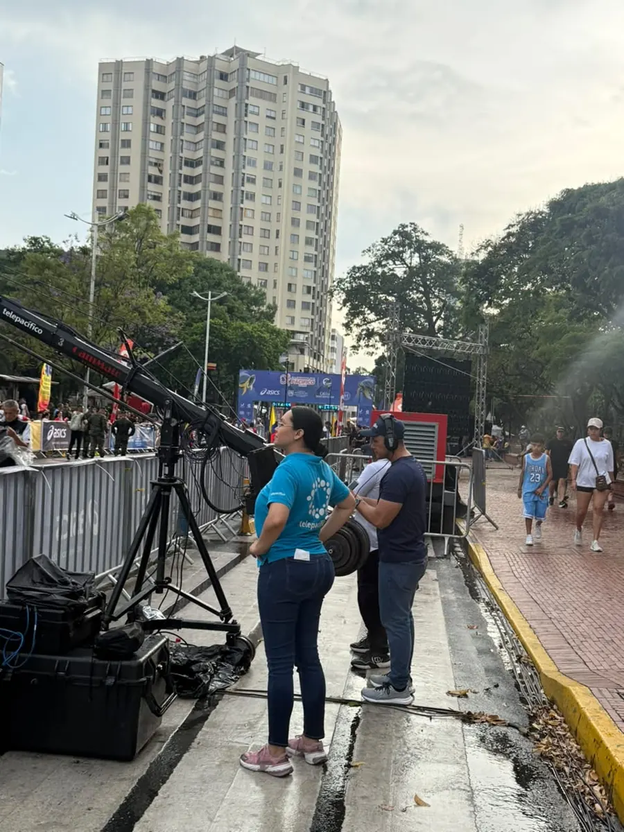 Equipo técnico con grúa de cámara junto a la ruta