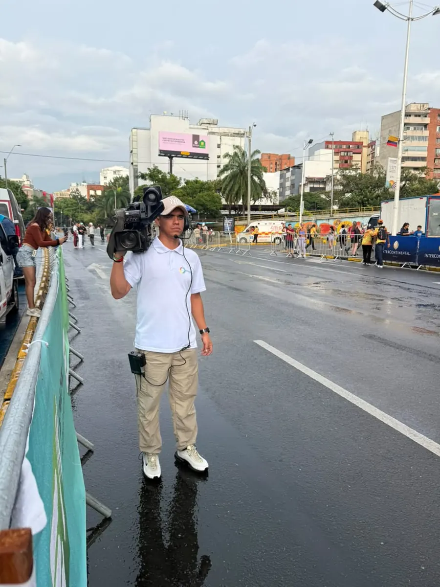 Camarógrafo en una vía cerrada para una competencia