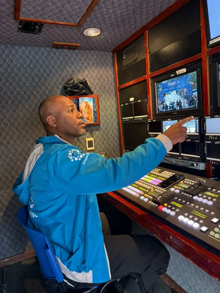 Realizador en el control de la unidad móvil